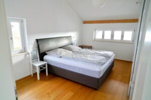 Bett im Schlafzimmer oben